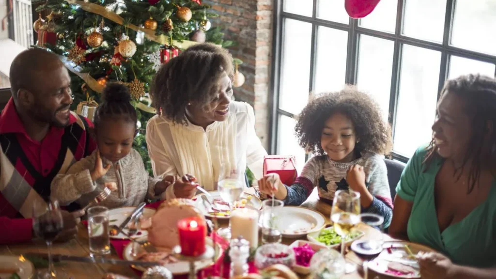Imagem Familia conversando ao redor da mesa de Natal do artigo Limites e afeto: o caminho para um Natal harmonioso