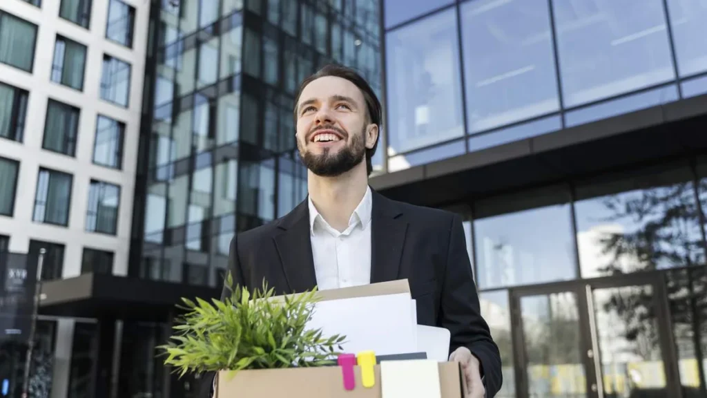 Imagem Homem feliz mudando de profissao do artigo Como fazer uma transição de carreira com segurança?