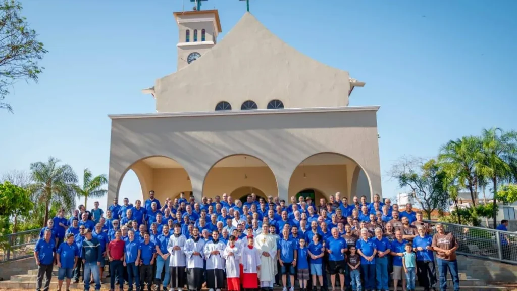 Imagem Homens do Terco da Paroquia Sao Joao Batista de Americo de Campos do artigo O que leva os jovens a participarem do Terço dos Homens?