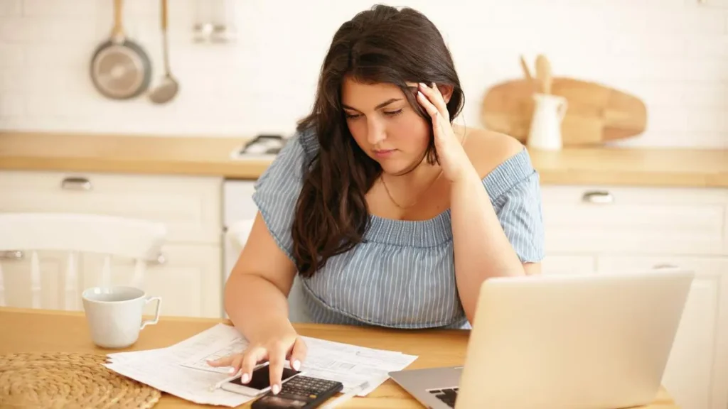 Imagem Mulher se organizando financeiramente para 2026 do artigo Orçamento e disciplina: o caminho para um ano novo sem dívidas