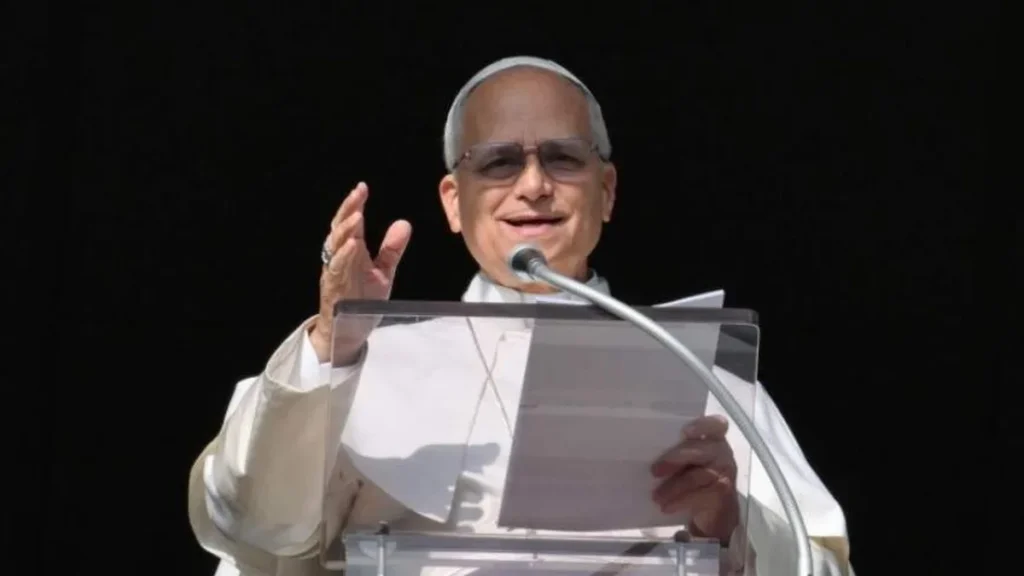 Imagem Papa Leao XIV acenando enquanto reza o Angelus da janela do artigo Papa Leão XIV: “a Palavra de Jesus liberta-nos”