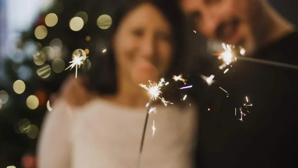 Imagem alegre casal senior segurando fogos de artificio Easy Resize.com do artigo Quando a gratidão transforma a perspectiva