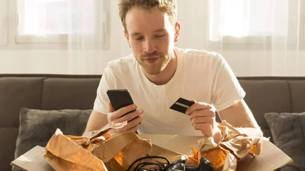 Imagem homem de tiro medio compras line Easy Resize.com do artigo O impacto do superendividamento na vida do consumidor