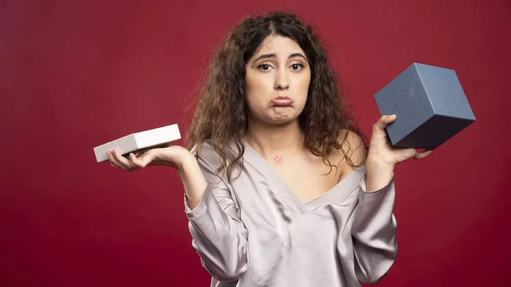 Imagem mulher jovem sombria segurando uma caixa vazia Easy Resize.com do artigo Comprou e deu problema? Entenda o que diz a lei