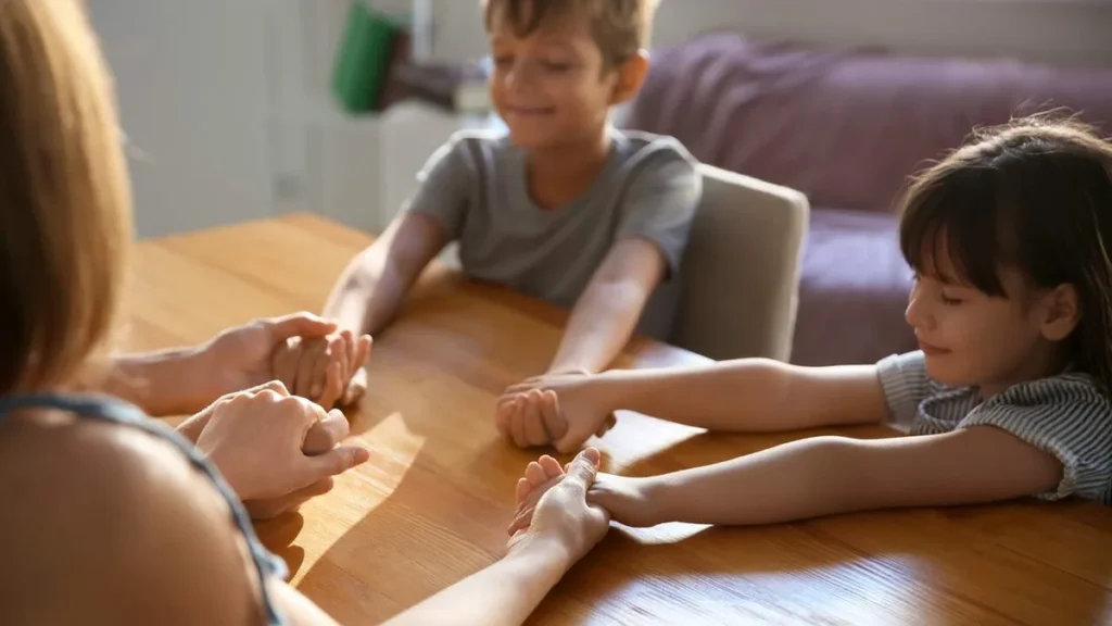 Imagem oracao filhos pais em casa reza catequese do artigo 10 temas para preparar as crianças para a catequese em 2026