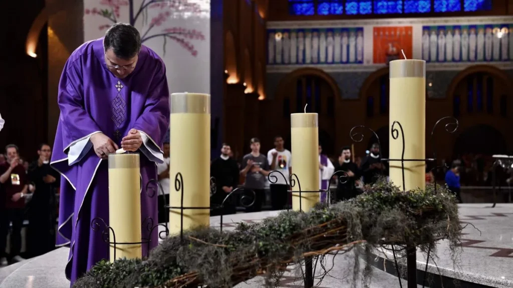Imagem padre advento acendendo as velas do artigo Advento: como recuperar o verdadeiro sentido do Natal