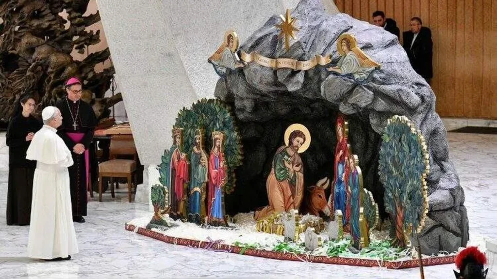 Imagem papa leao xiv admirando um presepio do artigo Papa Leão XIV explica por que o Natal muda o nosso olhar