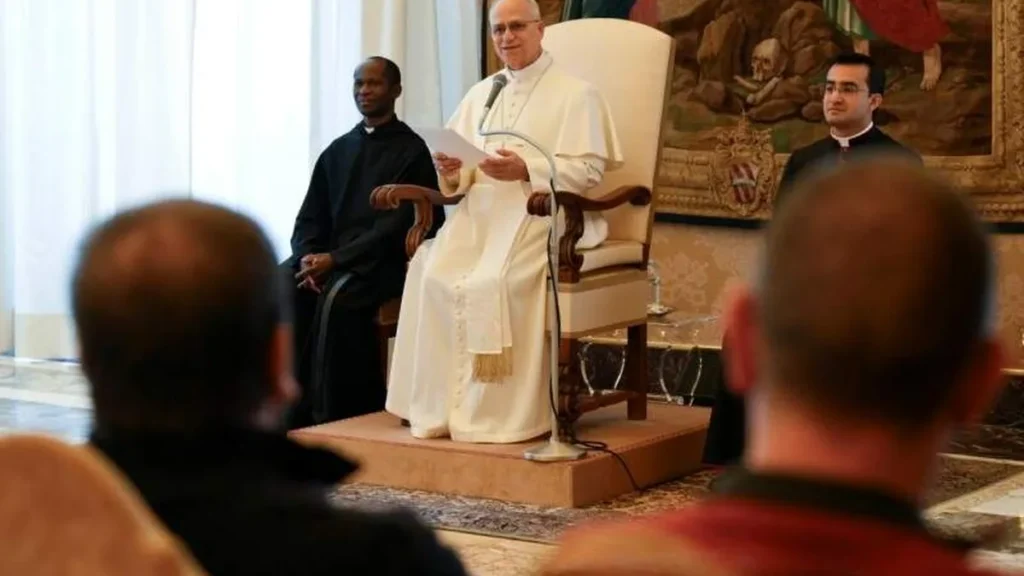 Imagem papa leao xiv em audiencia com a acao catolica do artigo “Faça as pazes com alguém antes do Natal”, sugere o Papa