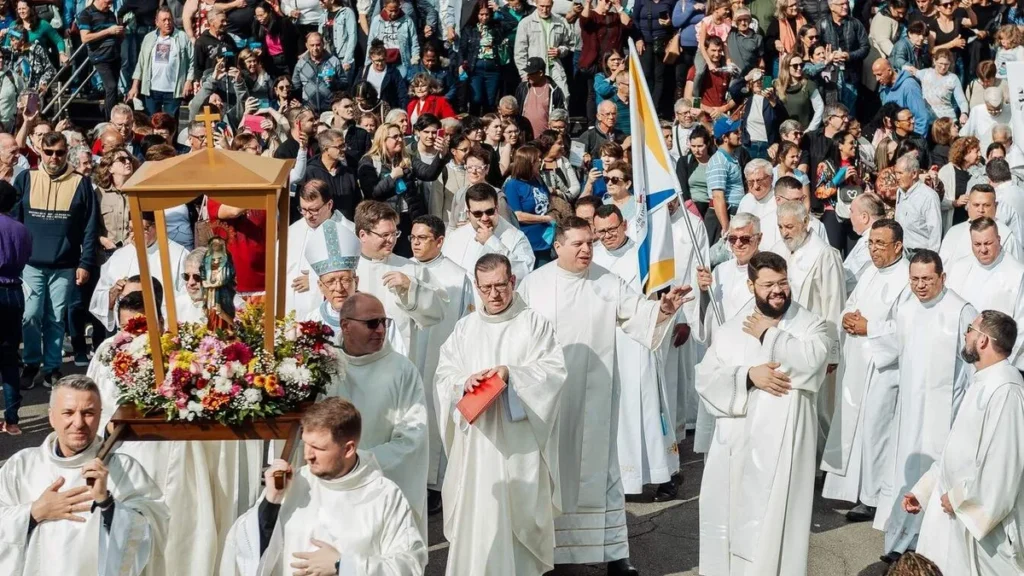 Fiéis e clero da diocese reunido no Santuário Nacional para abertura do ano jubilar