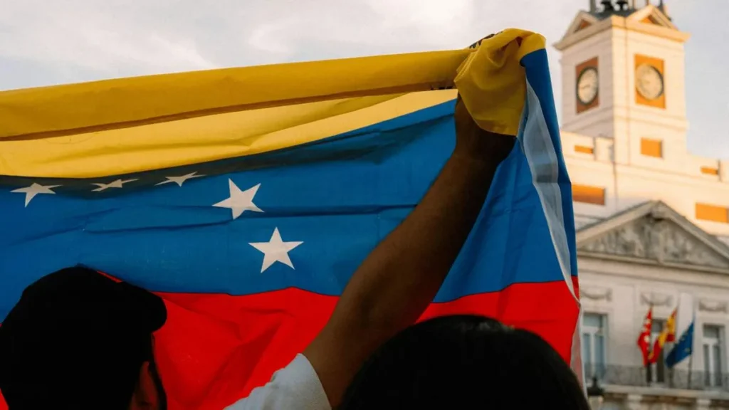 Imagem homem segurando bandeira da venezuela Easy Resize.com do artigo CNBB envia carta à Conferência Episcopal Venezuelana
