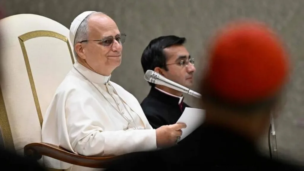 Imagem papa leao xiv sentado em frente ao microfone em audiencia geral 2026 do artigo Sinodalidade é destaque no primeiro consistório do Papa Leão XIV