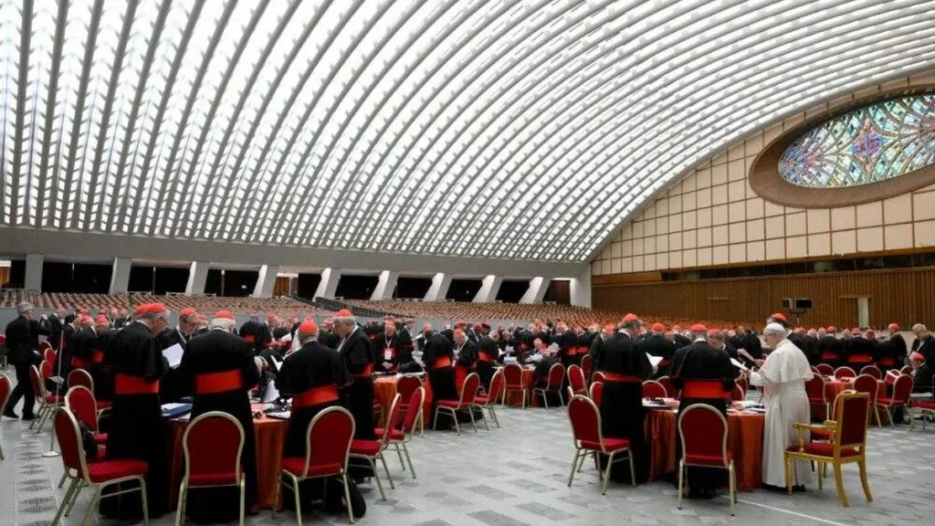 Imagem cardeais e papa leao xiv reunidos no primeiro consistorio extraordinario em janeiro de 2026 do artigo Leão XIV confirma Consistório anual para seu pontificado