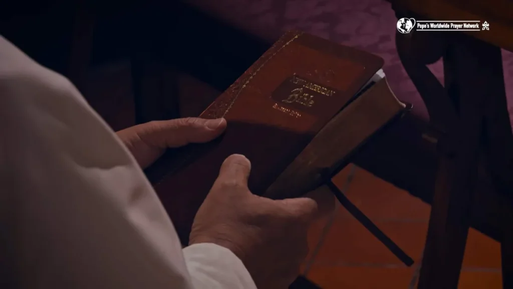 Imagem papa leao xiv segurando uma biblia do artigo Oração com a Palavra de Deus: reze com o Papa em janeiro!