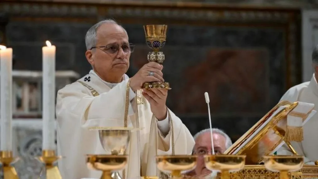 Imagem papa leao xiv ergue calice durante consagracao do artigo Agenda do Papa Leão XIV para janeiro e fevereiro no Vaticano