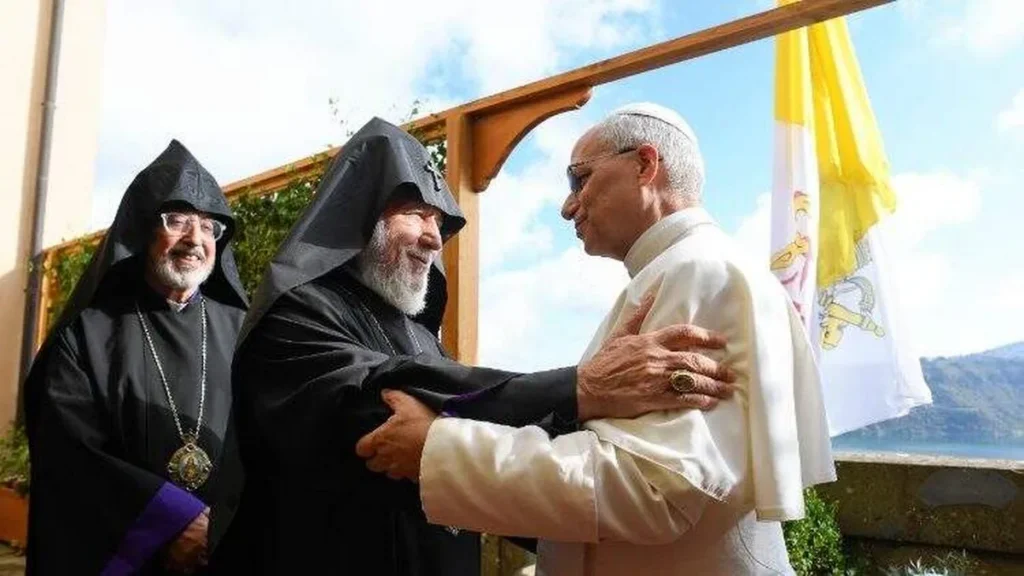 Imagem papa leao xiv se encontra com Karekin II em Castel Gandolfo do artigo Cristãos rezam pela unidade na Semana de Oração
