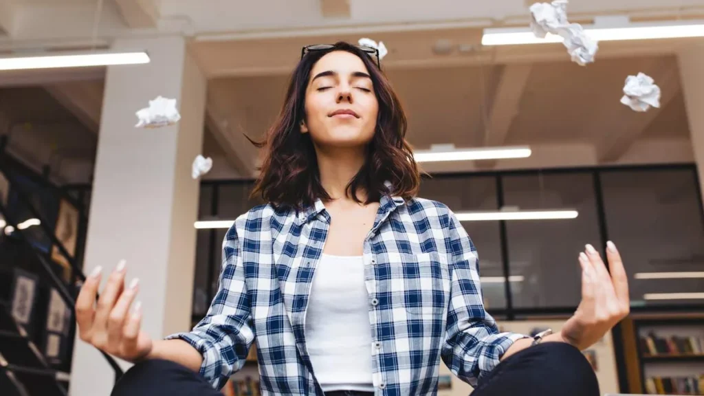 Imagem Mulher relaxando sem pressao do artigo Conquistar sonhos e objetivos com mais consciência e menos pressão