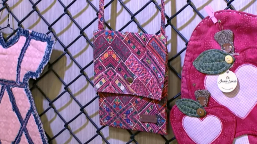 Imagem bolsa lateral faca voce mesmo do artigo Bolsa Lateral em Dobradura e Costura - Faça Você Mesmo
