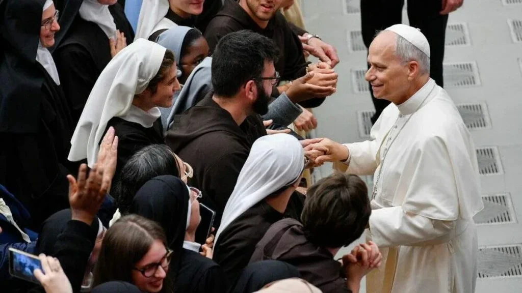 Imagem Papa Leao XIV com outros religiosos do artigo O que é sinodalidade?