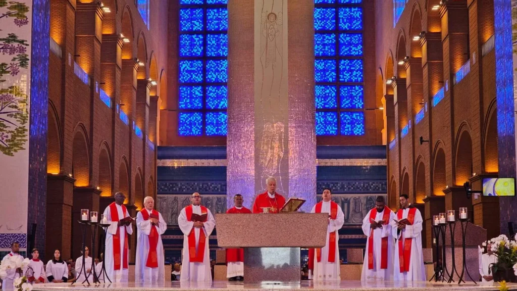 Imagem Dom Orlando no Altar Central celebrando a missa do artigo Dom Orlando Brandes celebra 9 anos como Arcebispo de Aparecida