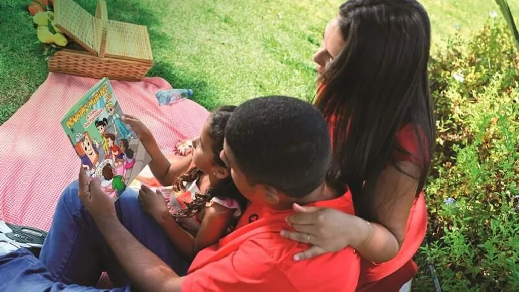 Imagem Familia com livro dos Devotos Mirins do artigo O acesso das crianças à mensagem de Deus