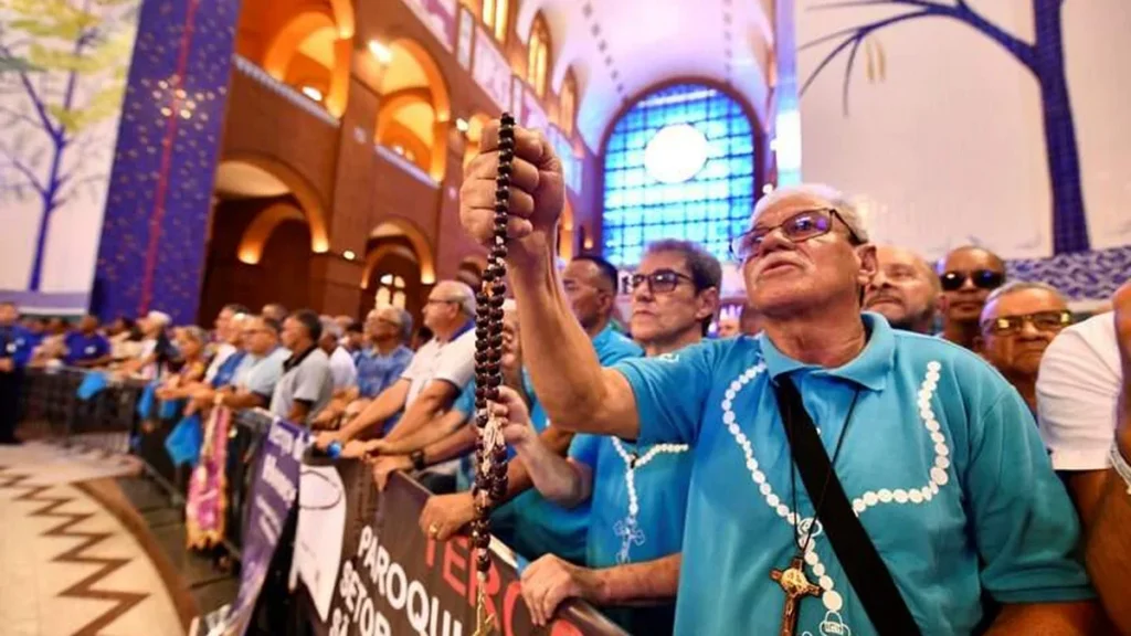 Imagem Homens do Terco no Altar Central da Basilica do artigo Romaria do terço dos homens 2026