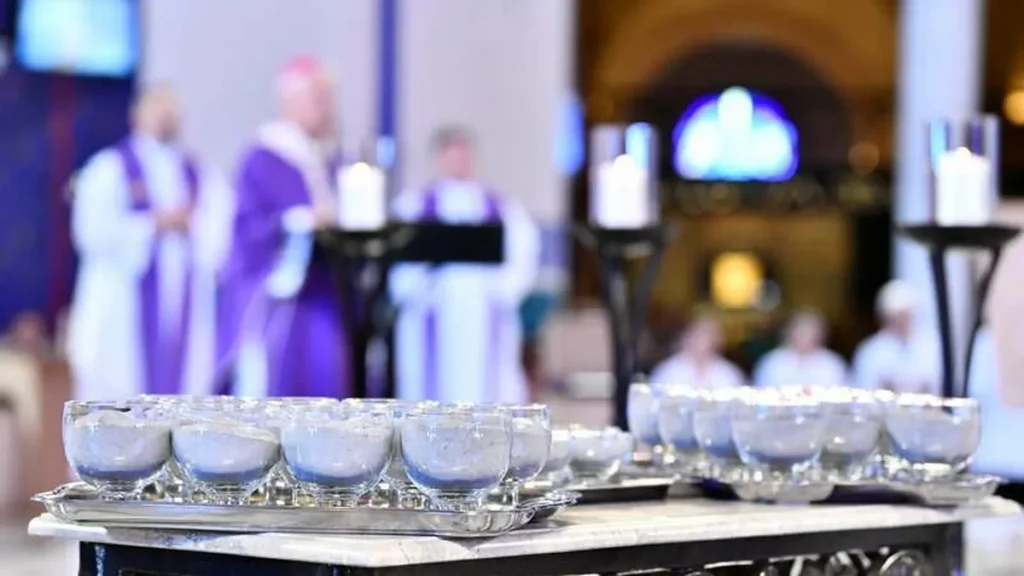 Imagem Missa de cinzas no altar central do artigo Vivendo um caminho de conversão