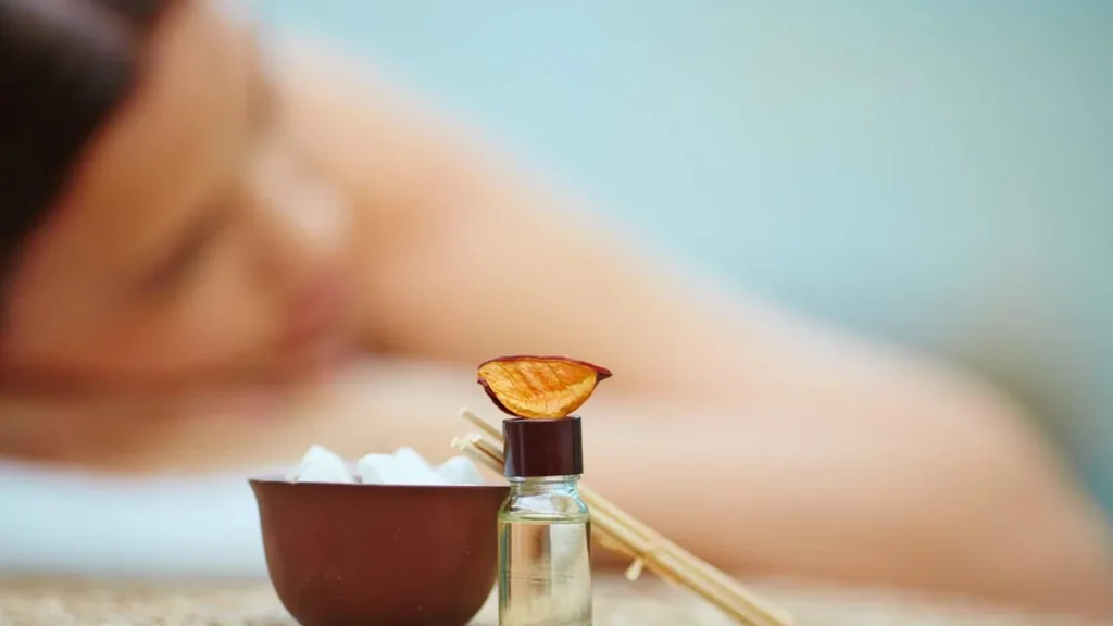 Imagem Mulher fazendo aromaterapia do artigo O poder dos aromas no cuidado da mente e das emoções