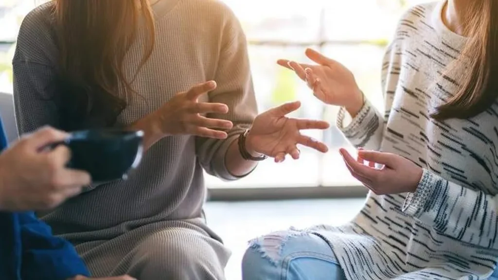 Imagem Pessoas conversando aparecendo so s maos do artigo Sinodalidade: a comunicação na era da inteligência artificial