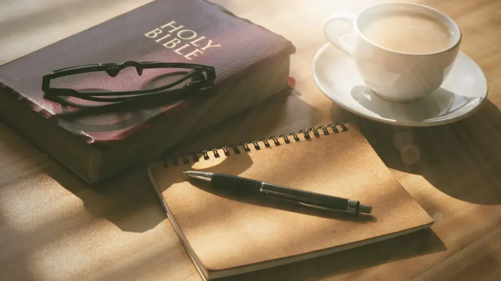 Imagem biblia caderno cafe do artigo 7 versículos bíblicos para planejar o ano sem ansiedade