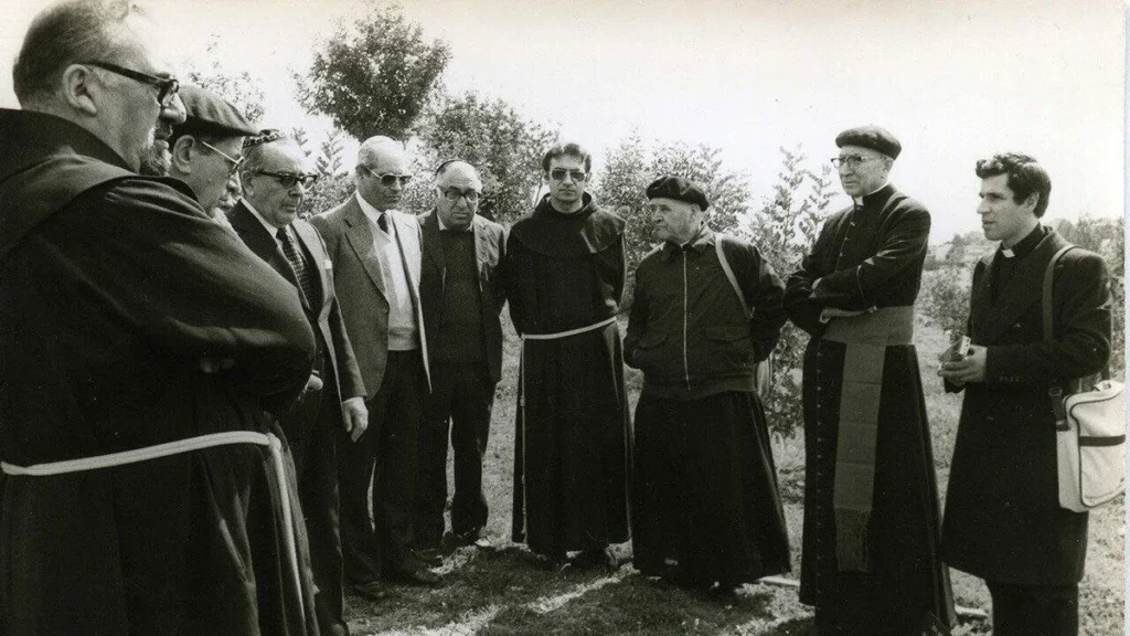 Cerimônia de plantação de árvores em memória do Padre Gaetano Tantalo: Yad Vashem, 7 de março de 1982. Michael Tagliacozzo e Giuliano Orvieto, no centro da imagem.