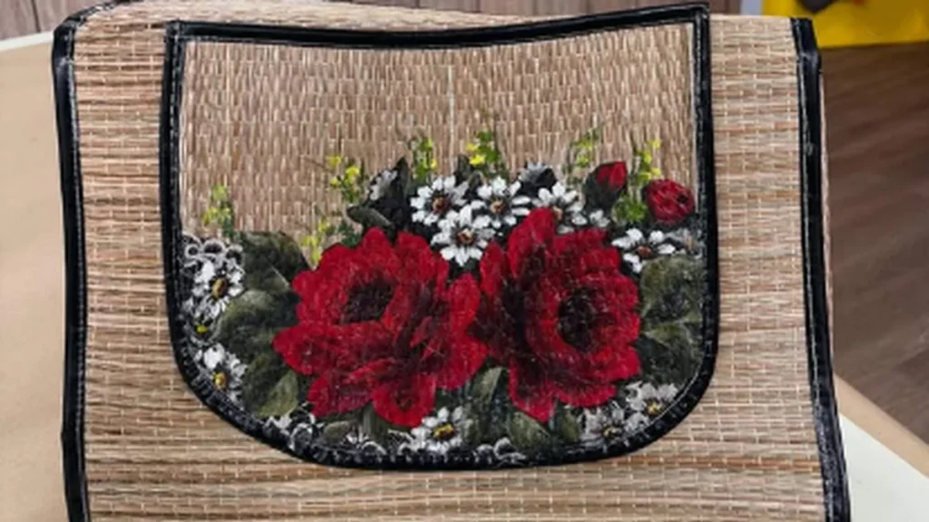 Imagem decoupage bolsa de palha do artigo Bolsa Esteira de Praia com Decoupage - Faça Você Mesmo