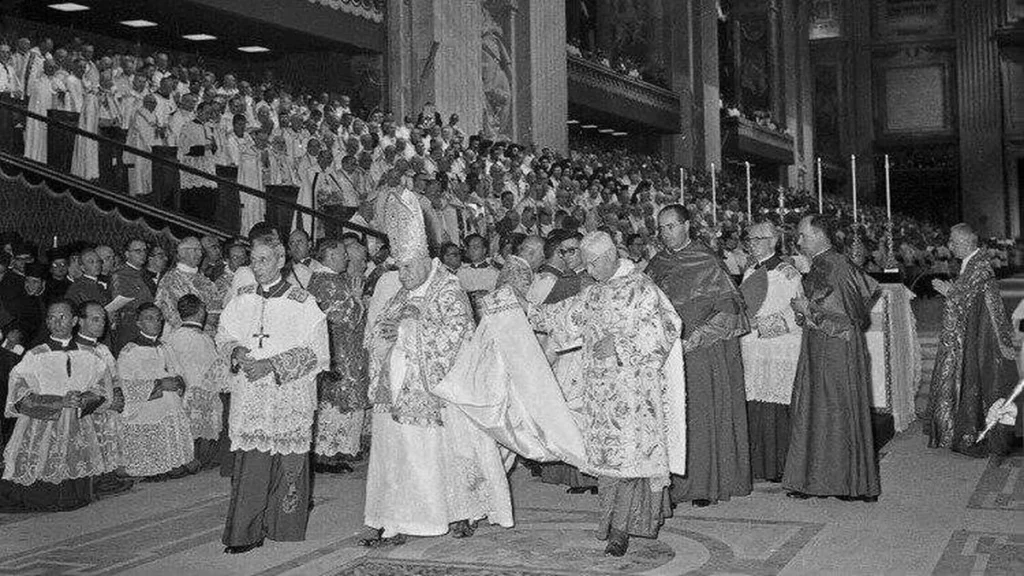 Imagem papa joao xxiii entrando na basilica de sao pedro para dar inicio ao concilio vaticano ii em 1962 do artigo Papas explicam por que o Concílio Vaticano II ainda importa
