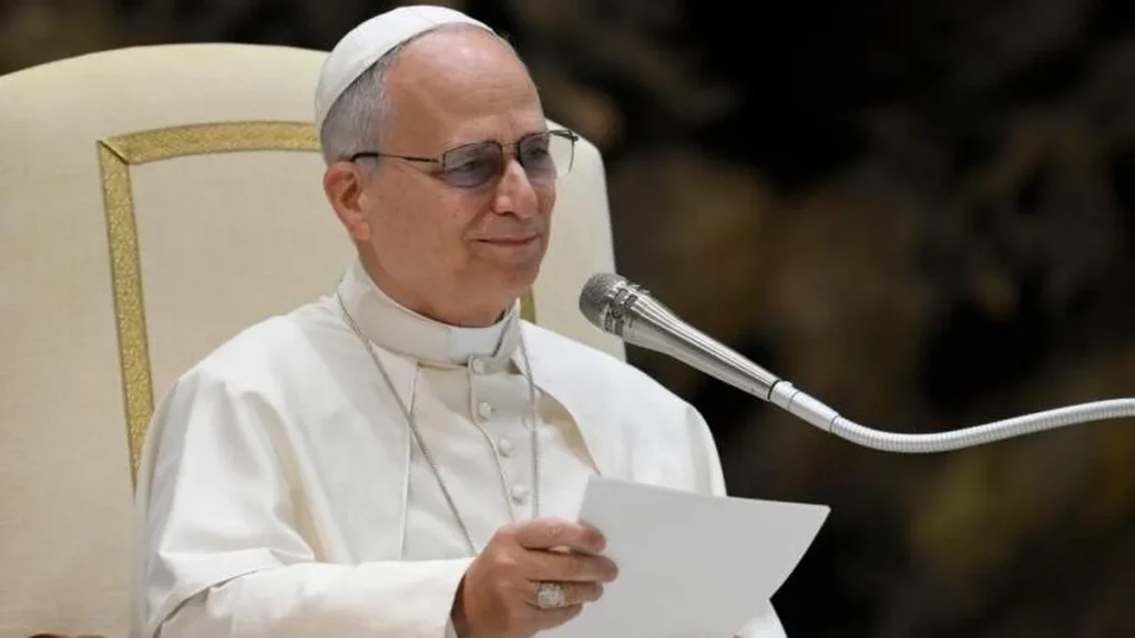 Imagem papa leao xiv discursa em audiencia geral com os bracos abertos em 2026 do artigo Leão XIV destaca a Palavra de Deus viva na Tradição da Igreja