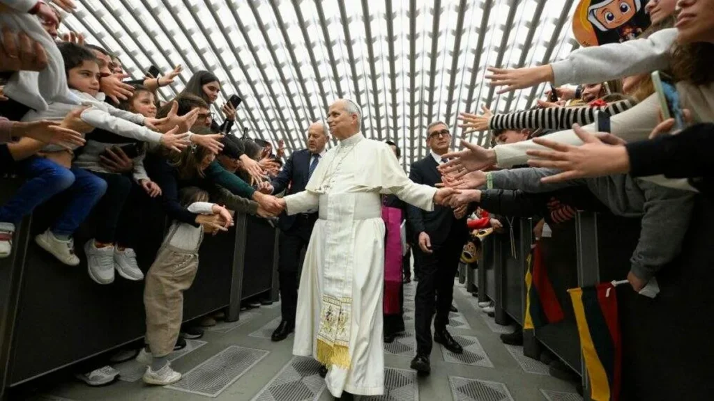 Imagem papa leao xiv sauda varios jovens em encontro na sala paulo vi do artigo Papa fala aos jovens sobre solidão, fé e esperança