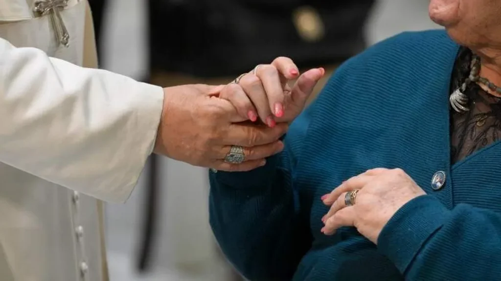 Imagem papa leao xiv segura nas maos de uma fiel em uma audiencia geral em 2026 do artigo Papa para o Dia Mundial da Comunicação: “preservar o humano”