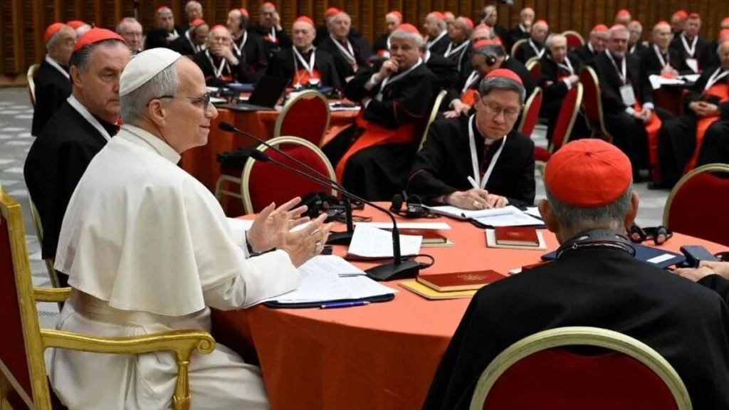 Imagem papa leao xiv sentado junto aos cardeais durante consistorio extraordinario de 2026 do artigo Igreja em Comunhão: especialista analisa tema da Sinodalidade no Consistório 2026