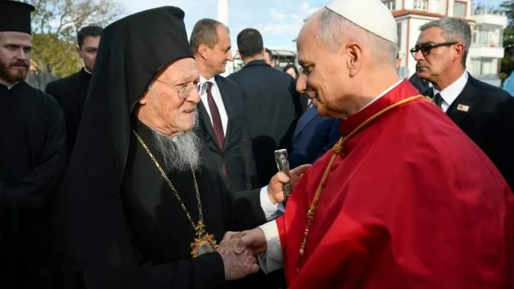Imagem patriarca bartolomeu cumprimenta papa leao xiv do artigo O que os Papas já falaram sobre intolerância religiosa?