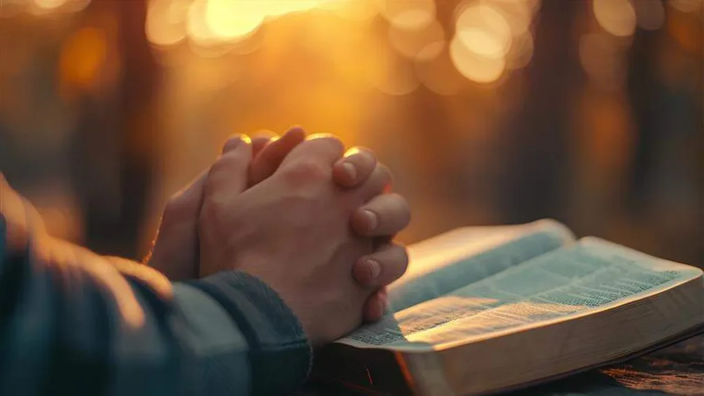 Imagem pessoa rezando com a bibia do artigo Igreja inicia 2026 guiada pelo Evangelho de Mateus