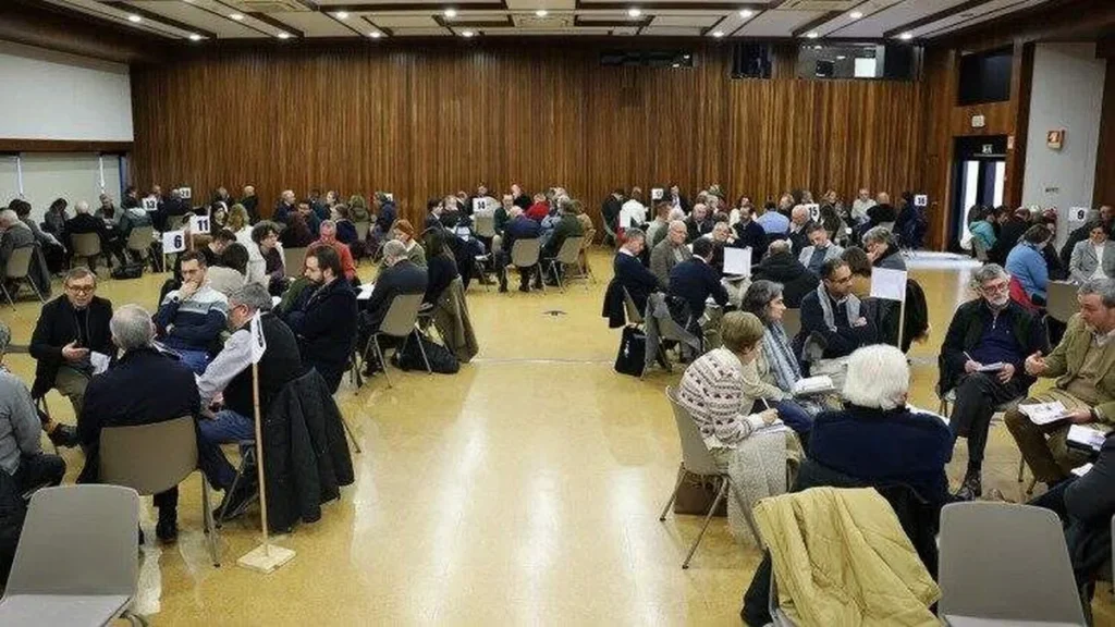 Imagem pessoas reunidas sentadas em mesas participando do II Encontro Sinodal Nacional do artigo II Encontro Sinodal Nacional reforça o compromisso da Igreja