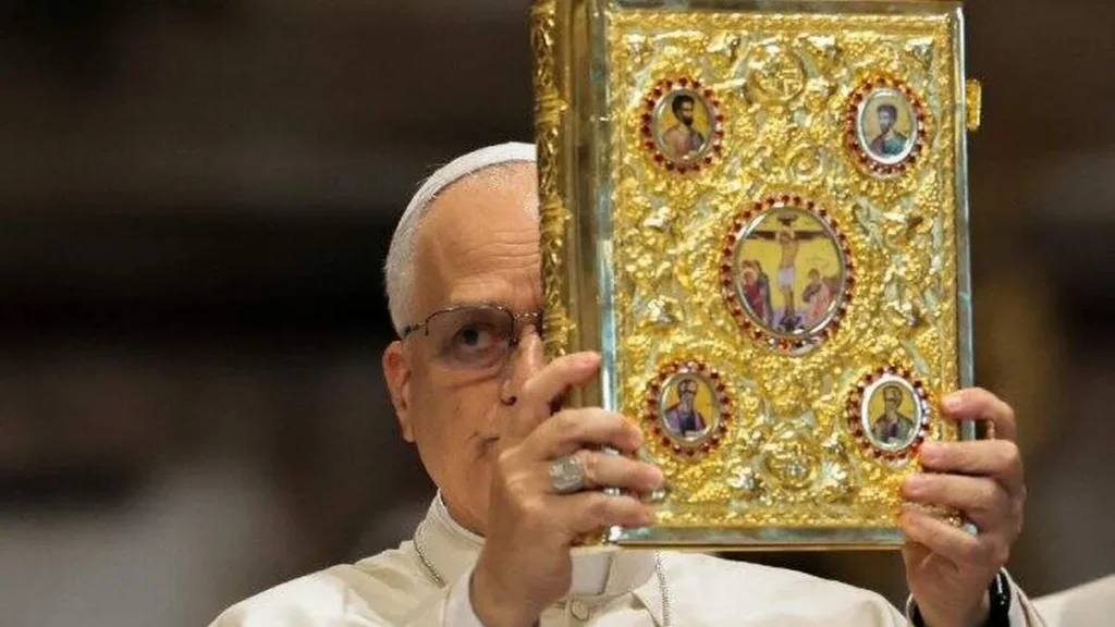 Imagem papa leao xiv ergue a biblia do artigo Papa destaca leitura bíblica sem fundamentalismos