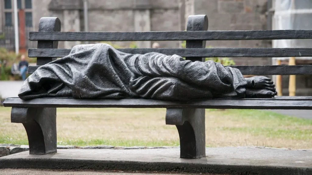 Imagem escultura jesus sem teto do artigo Fraternidade e Moradia: O chamado da CF 2026 à solidariedade