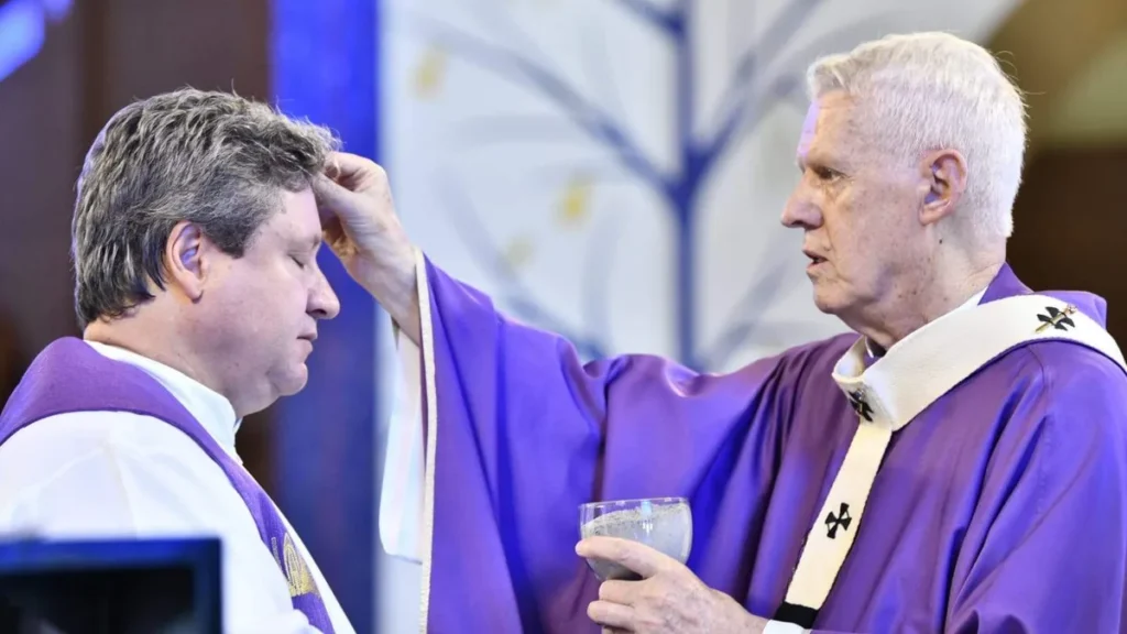 Imagem Dom Orlando impondo cinzas sob a cabeca do padre Eduardo Catalfo do artigo Dom Orlando: “Quaresma é tempo favorável de reconciliação”