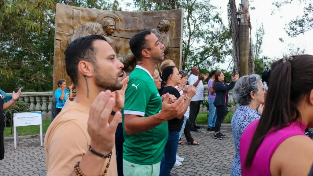 Devotos acompanham Via-Sacra no Morro do Cruzeiro, em Aparecida (SP), durante as sextas-feiras da Quaresma