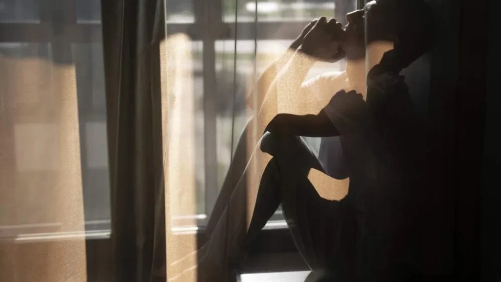 Imagem Homem triste pensando na vida do artigo Como encontrar sentido em tempos difíceis?