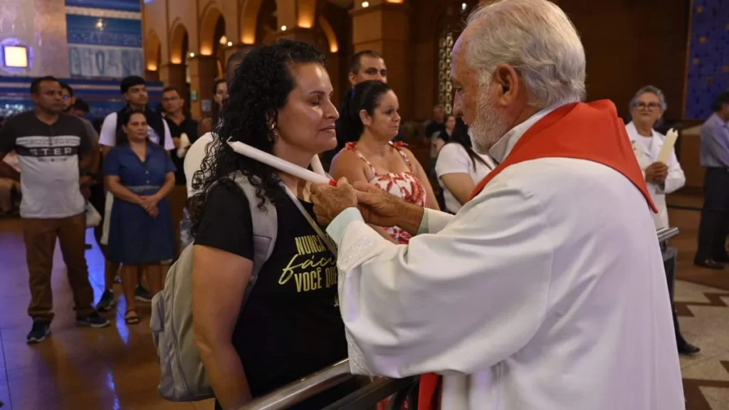 Imagem Bencao da garganta na celebracao de Sao Bras do artigo Fiéis celebram o Dia de São Brás no Santuário Nacional