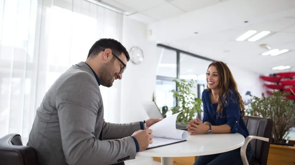 Imagem Candidato passando por entrevista de emprego do artigo Nem cedo, nem tarde: o timing ideal para contratar