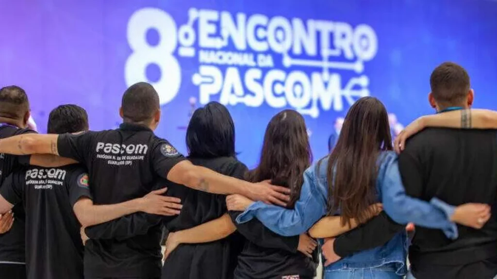 Imagem Jovens de costas abracados do artigo 9º Encontro Nacional da Pascom acontece em Aparecida (SP)