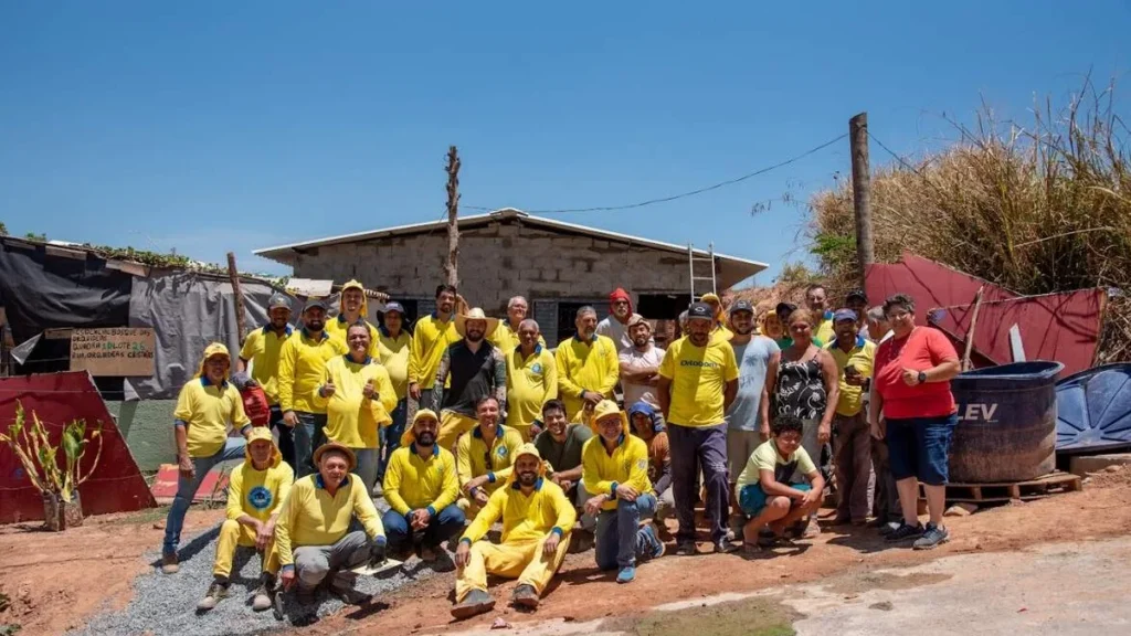 Imagem Membros da Pastoral da Moradia em frente a casa do artigo Igreja Sinodal: conheça o trabalho da Pastoral da Moradia