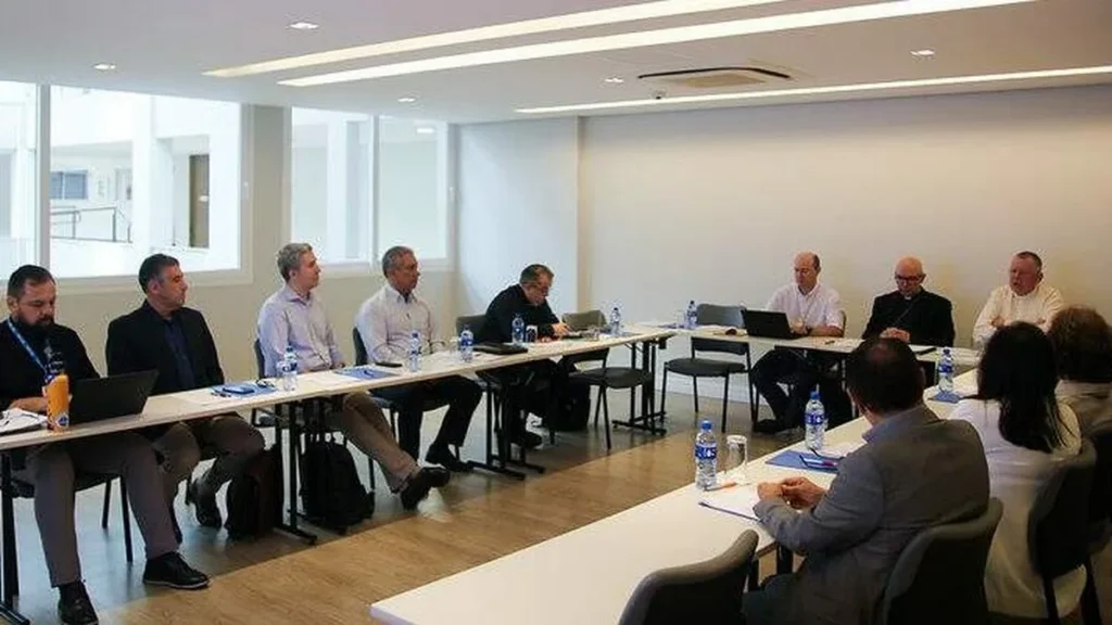 Imagem Membros da comissao de bioetica da CNBB sentados participando de uma reuniao do artigo CNBB planeja novas ações e subsídios para defesa da vida