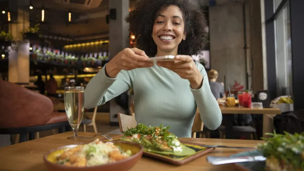 Imagem Mulher feliz com sua alimentacao saudavel do artigo Alimentação e humor na construção da saúde emocional